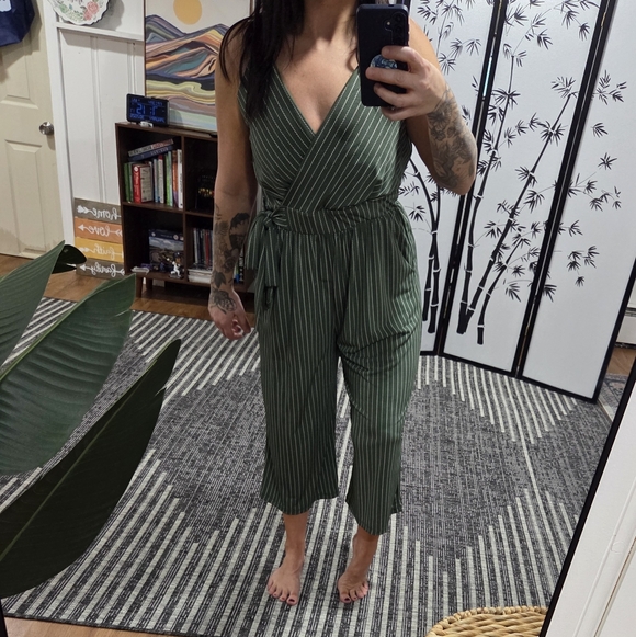 Kaileigh Striped Green Jumpsuit Capri Length Pants Medium Petite - Picture 9 of 9